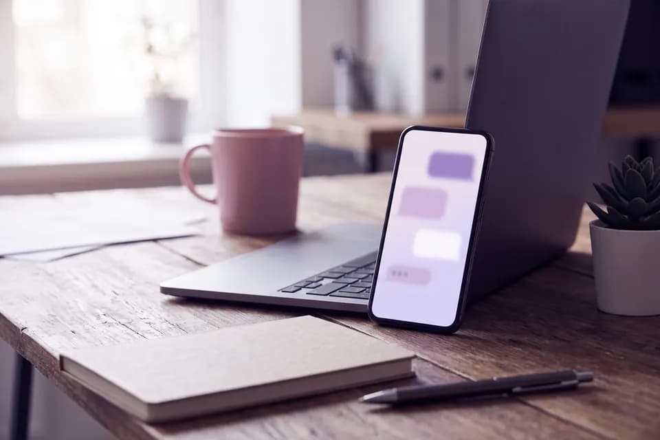 Ilustración de un embudo de ventas con contactos avanzando por etapas